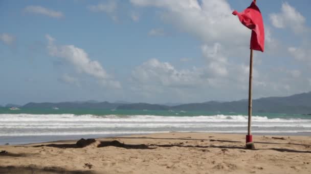 Două Steaguri Roșii Plaja Din Apropierea Mării — Videoclip de stoc