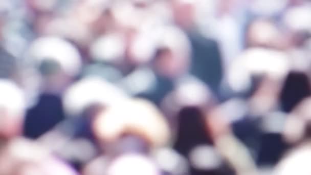 vue floue de la foule de personnes marchant dans la rue 