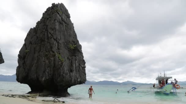 Pessoas Relaxando Praia Areia Perto Colinas Rocha Ondas Filipinas Oceano — Vídeo de Stock