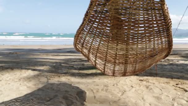 Hamak Pobliżu Oceanu Plaży Słoneczny Dzień — Wideo stockowe