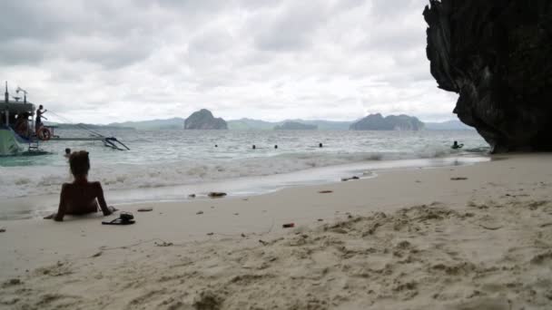 Människor Koppla Sandstrand Nära Rock Hills Filippinerna Vågor Stilla Havet — Stockvideo