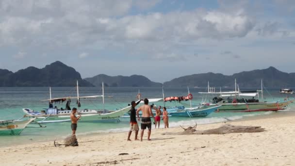 Menschen Und Touristen Sandstrand Von Einem Boot Meer Auf Den — Stockvideo