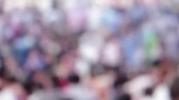 vue floue de la foule de personnes marchant dans la rue 