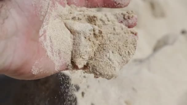 Bijgesneden Schot Van Man Die Zand Het Strand Aanraakt — Stockvideo