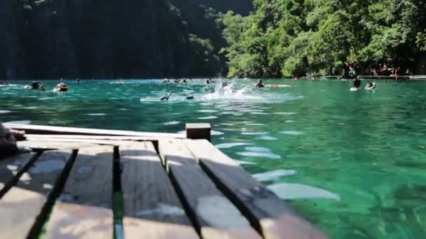 호수에서 수영과 다이빙을 즐기는 사람들 — 비디오