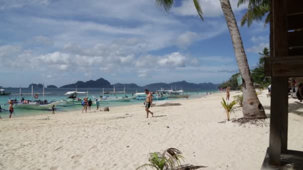 Filipinler Deniz Tekneleri Gelen Insanlar Turistler Kum Plaj — Stok video
