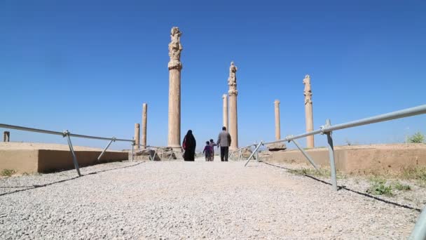 古いペルセポリス観光客が遺跡 イランの歴史的目的地モニュメント — ストック動画
