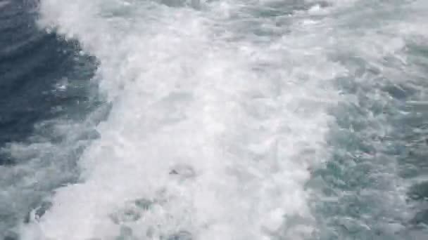 vue à grand angle des vagues en mer 