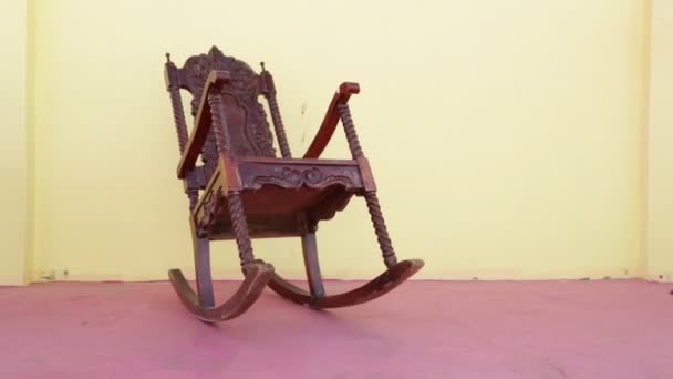 Κενή Κουνιστή Καρέκλα Παλιά Βρώμικο Βεράντα Στις Φιλιππίνες — Αρχείο Βίντεο