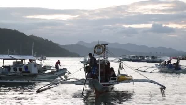 Pessoas Turistas Barco Mar Pôr Sol Filipinas — Vídeo de Stock