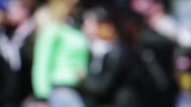 vue floue de la foule de personnes marchant dans la rue 