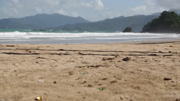 Хвилі Тихого Океану Поблизу Пагорбів Піщаного Пляжу Філіппінах — стокове відео