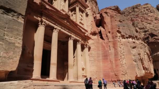 Turistler Petra Ürdün Manastırda Antika Sitedeki Görüntüleri — Stok video