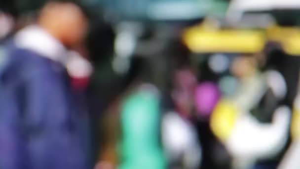 vue floue de la foule de personnes marchant dans la rue 