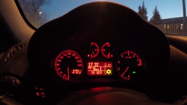 Desce Rozdzielczej Samochodu Czerwonym Światłem Nocy — Wideo stockowe