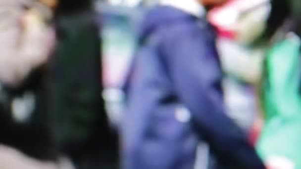 vue floue de la foule de personnes marchant dans la rue 