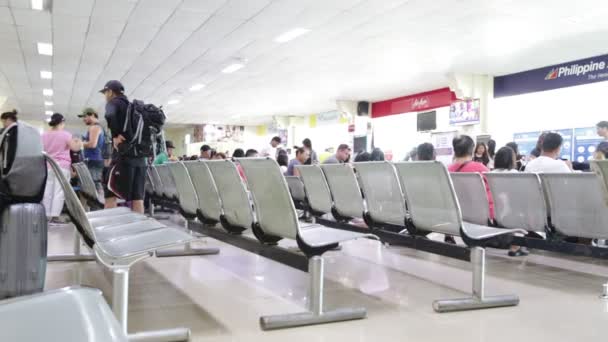 Emberek Repülőtér Kapujában Várnak Sétálnak — Stock videók
