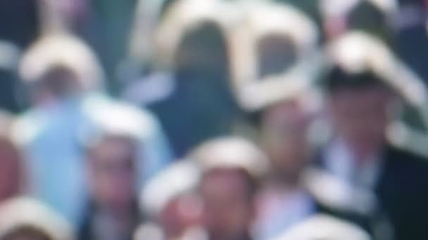 vue floue de la foule de personnes marchant dans la rue 