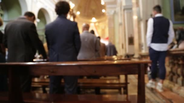 Persone Alla Cerimonia Nozze All Interno Della Chiesa Italia — Video Stock