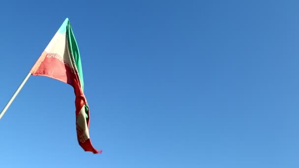 Íránská Vlajka Pohybující Větrem Proti Modrému Nebi — Stock video