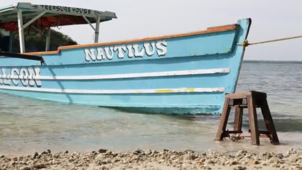 Barca Blu Ormeggiata Sulla Spiaggia Sabbiosa — Video Stock