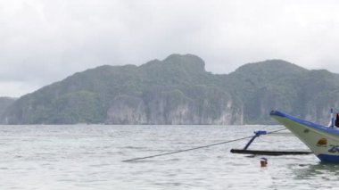 Filipinler 'de denizde bir tekne insanlar ve turistler