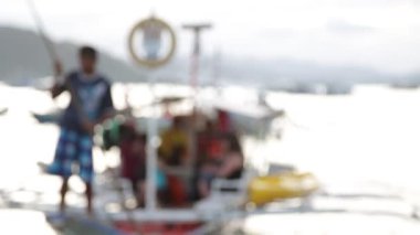 Akşamları suda insanlarla teknelerin bulanık görünümü