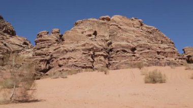 Wadi Rum çölde Ürdün Haşimi Krallığı güzel manzarasına. Wadi Rum çöl Ürdün, olarak da bilinen Valley of Moon inanılmaz sahne