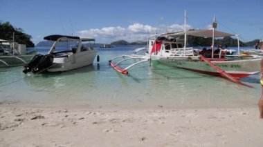 Filipinler 'de denizde bir tekne insanlar ve turistler