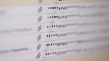 bilgisayar ekranında görüntülenen spam e-posta mektup yığınını yakın çekim görüntüleri