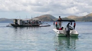 Filipinler 'de denizde bir tekne insanlar ve turistler