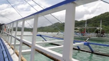 Filipinler 'de denizde bir tekne insanlar ve turistler