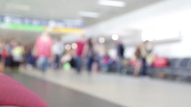 bekleyen ve Havaalanı kapıdan içeri yürüyüş insanların bulanık görünüm