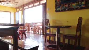 Filipinler turistler için antika boş ahşap restoran