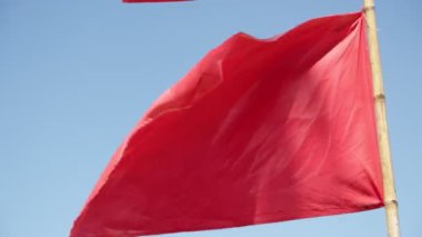 denize yakın sahilde iki kırmızı bayraklar