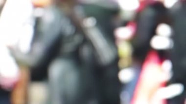 sokakta yürüyen insanların kalabalığın bulanık görünümü