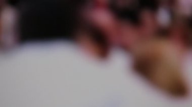 sokakta yürüyen insanların kalabalığın bulanık görünümü
