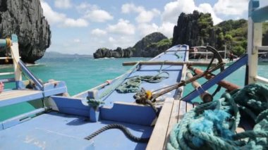 Filipinler 'de denizde bir tekne insanlar ve turistler