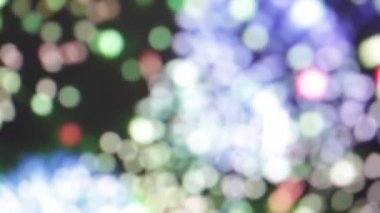 koyu arka plan üzerinde renkli havai fişek bulanık