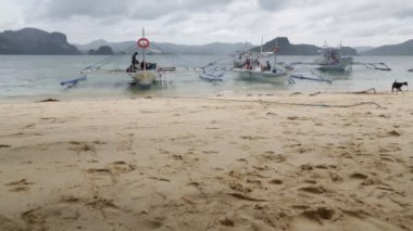 Filipinler 'de denizde bir tekne insanlar ve turistler