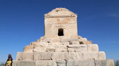 turistler Pasargad eski tapınak İran'ın görüntülerini
