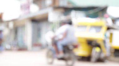 Filipinler'de yürüyen ve motosiklet sürme insanların bulanık görünümü trafik sıkışıklığı merkezi şehir