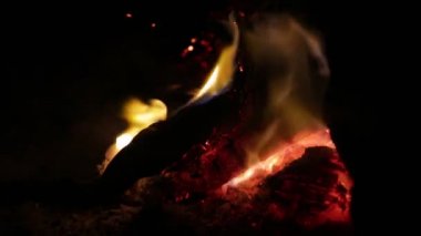 şenlik ateşi karanlık gecede turuncu alev ile