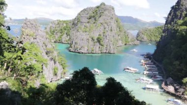 filipinler güzel plaj ve tipik tekneler ile lagün tepeler, cennet kavramı