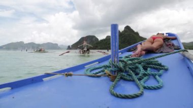 Filipinler 'de denizde bir tekne insanlar ve turistler