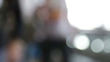 bekleyen ve Havaalanı kapıdan içeri yürüyüş insanların bulanık görünüm