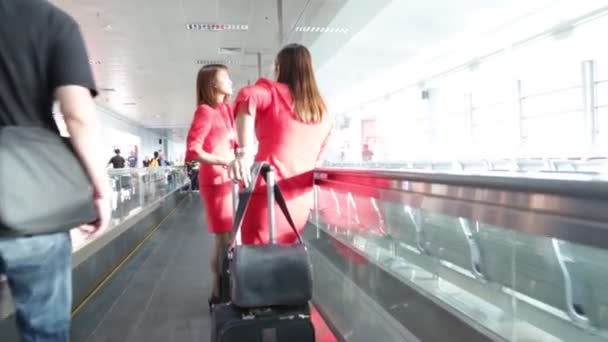 Menschen Warten Und Gehen Durch Das Gate Des Flughafens — Stockvideo