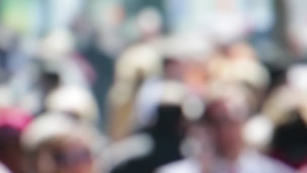 vue floue de la foule de personnes marchant dans la rue 