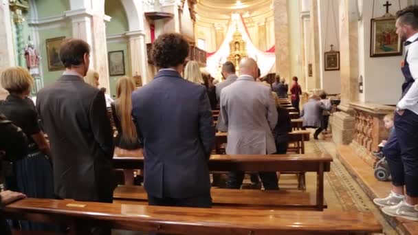 Människor Bröllops Ceremonin Inne Kyrkan Italien — Stockvideo