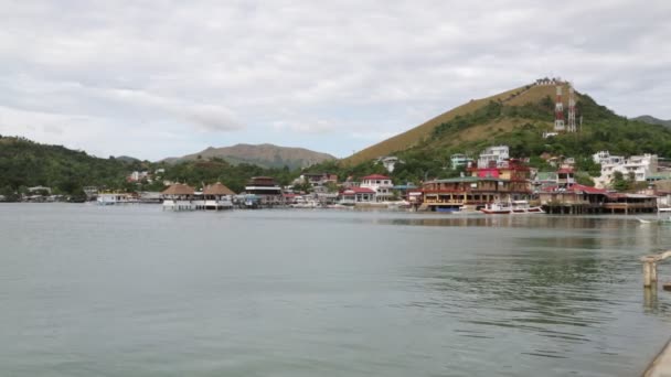 コロン フィリピン 2016年12月頃 村の桟橋付近のボート — ストック動画